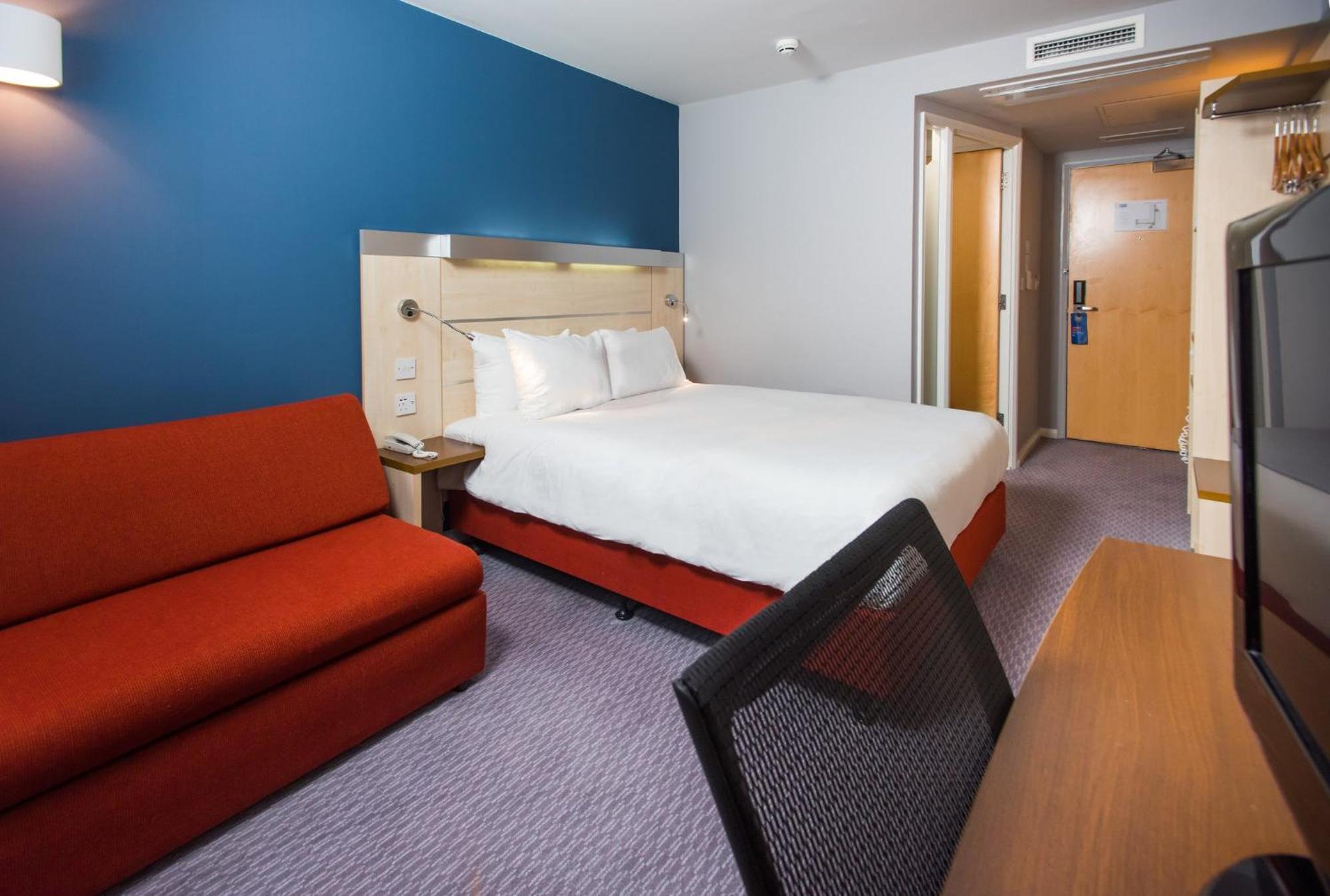 Holiday Inn Express Swindon City Centre By Ihg Екстер'єр фото