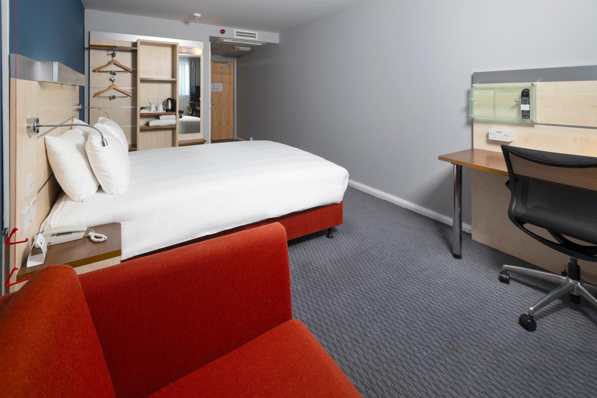 Holiday Inn Express Swindon City Centre By Ihg Екстер'єр фото