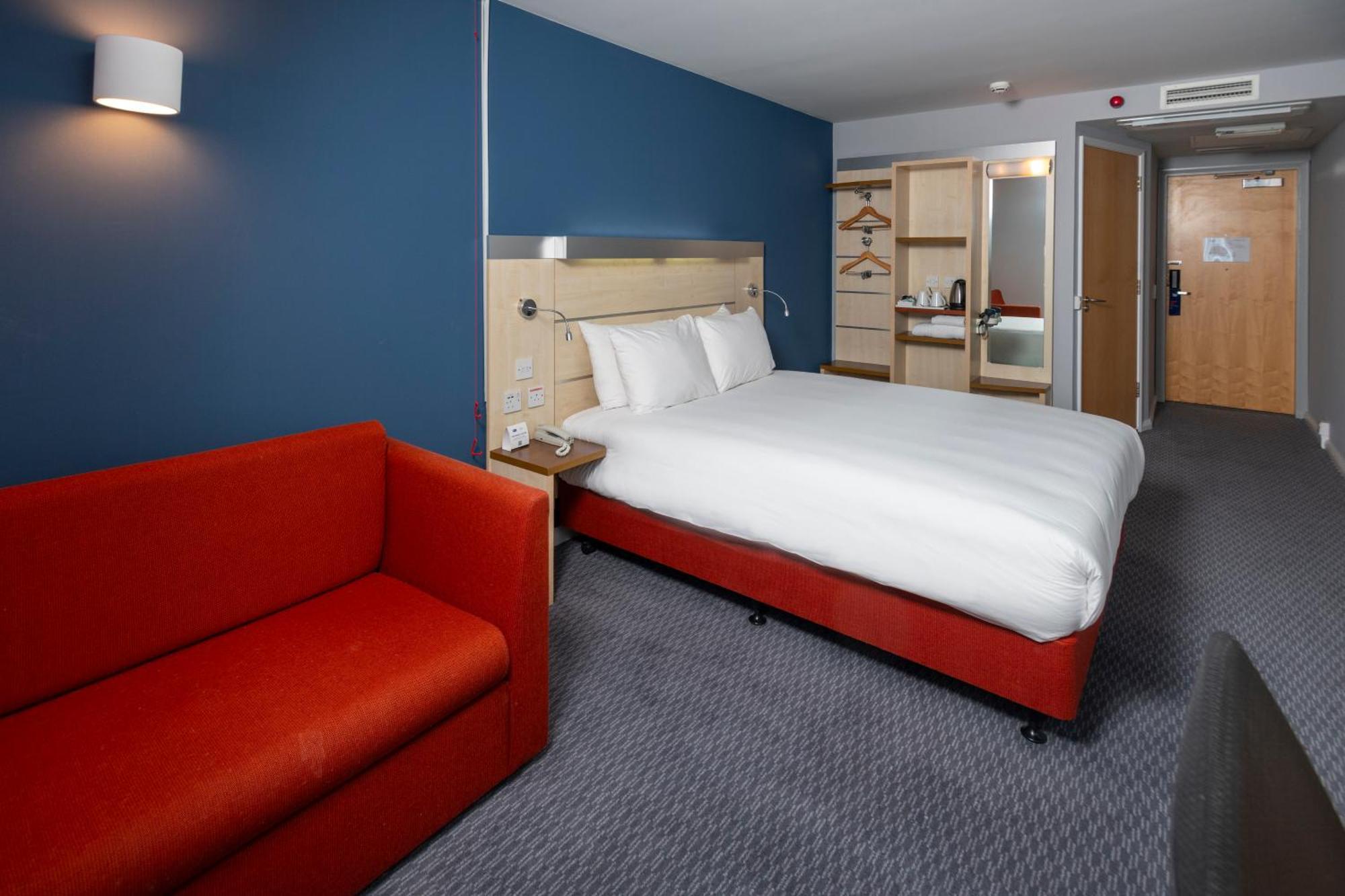 Holiday Inn Express Swindon City Centre By Ihg Екстер'єр фото