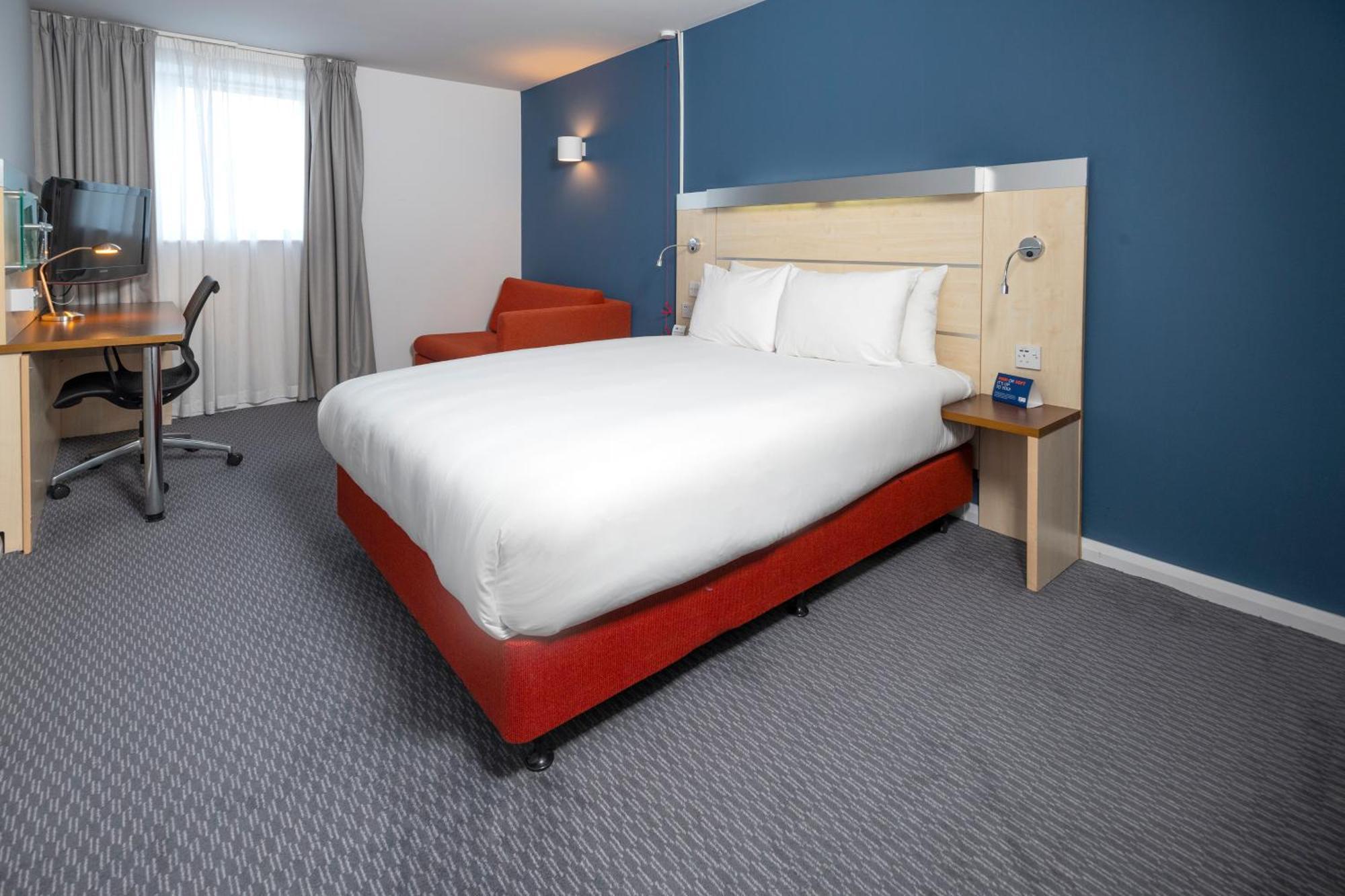 Holiday Inn Express Swindon City Centre By Ihg Екстер'єр фото
