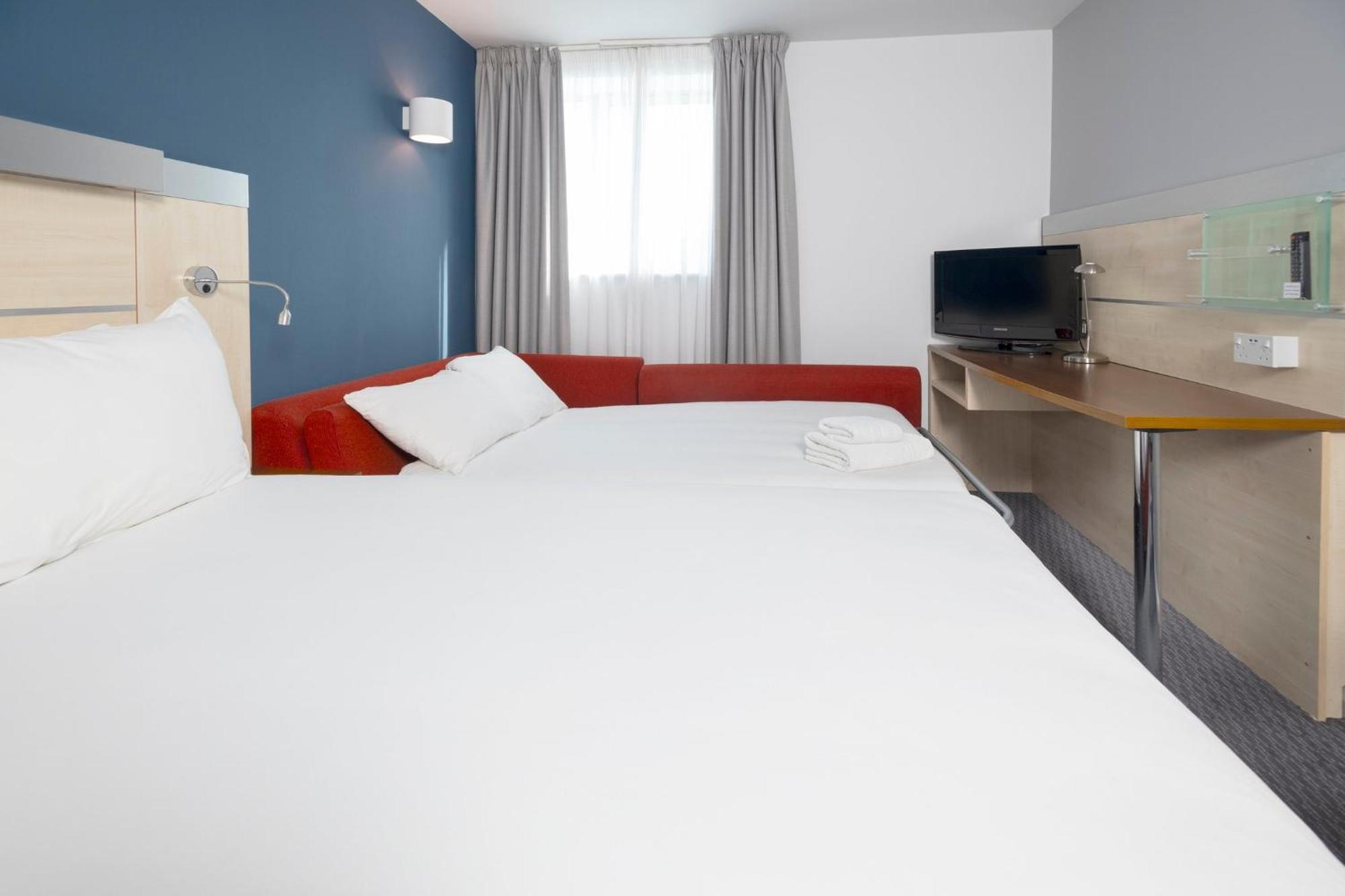 Holiday Inn Express Swindon City Centre By Ihg Екстер'єр фото
