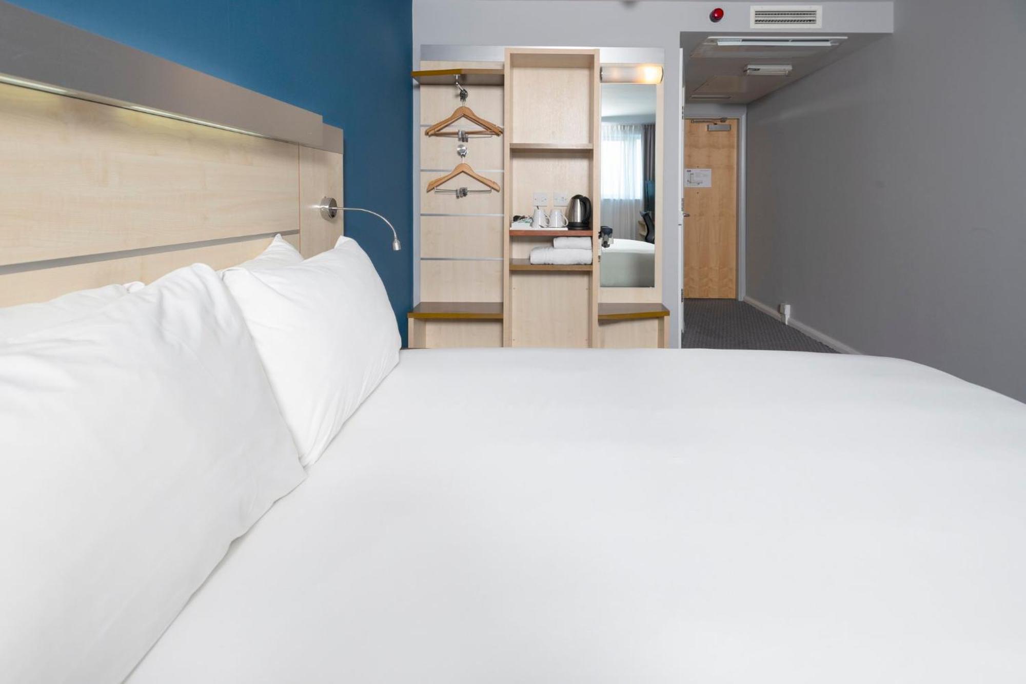 Holiday Inn Express Swindon City Centre By Ihg Екстер'єр фото