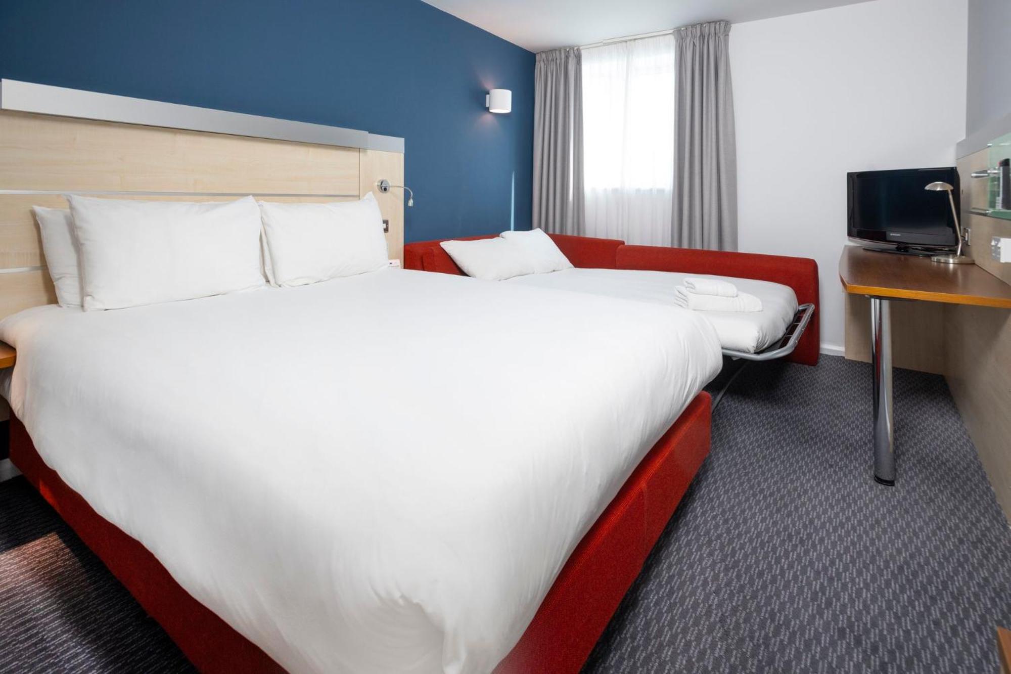 Holiday Inn Express Swindon City Centre By Ihg Екстер'єр фото