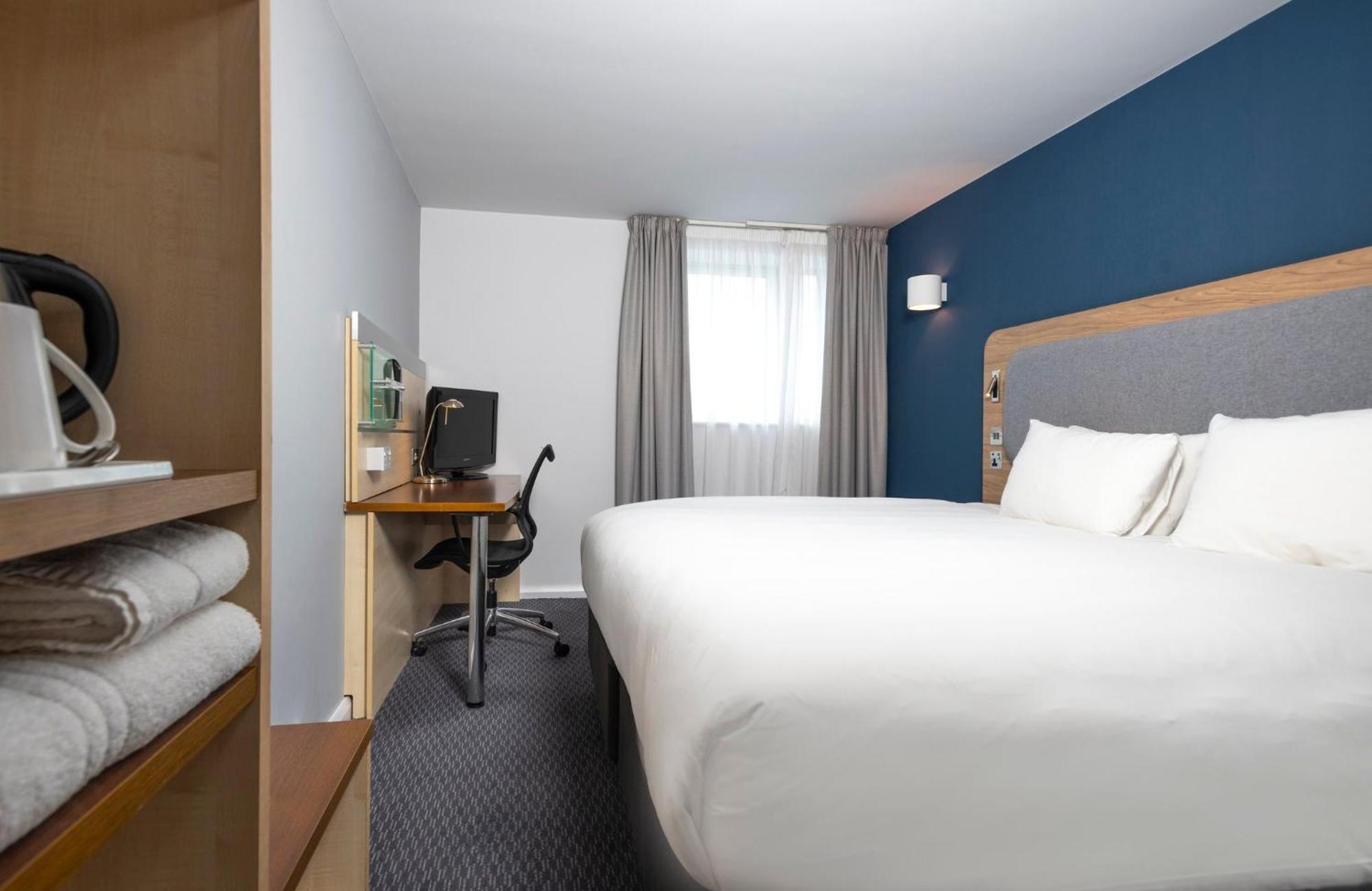 Holiday Inn Express Swindon City Centre By Ihg Екстер'єр фото