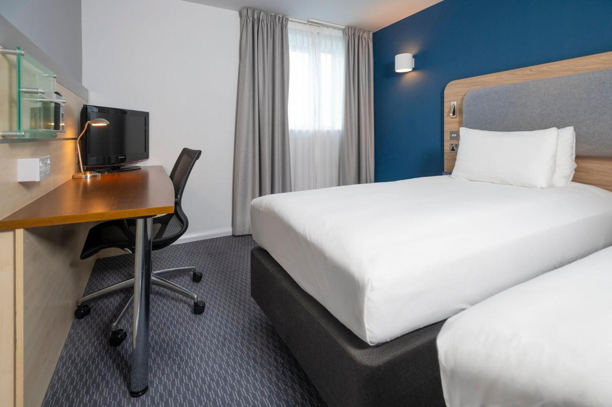 Holiday Inn Express Swindon City Centre By Ihg Екстер'єр фото