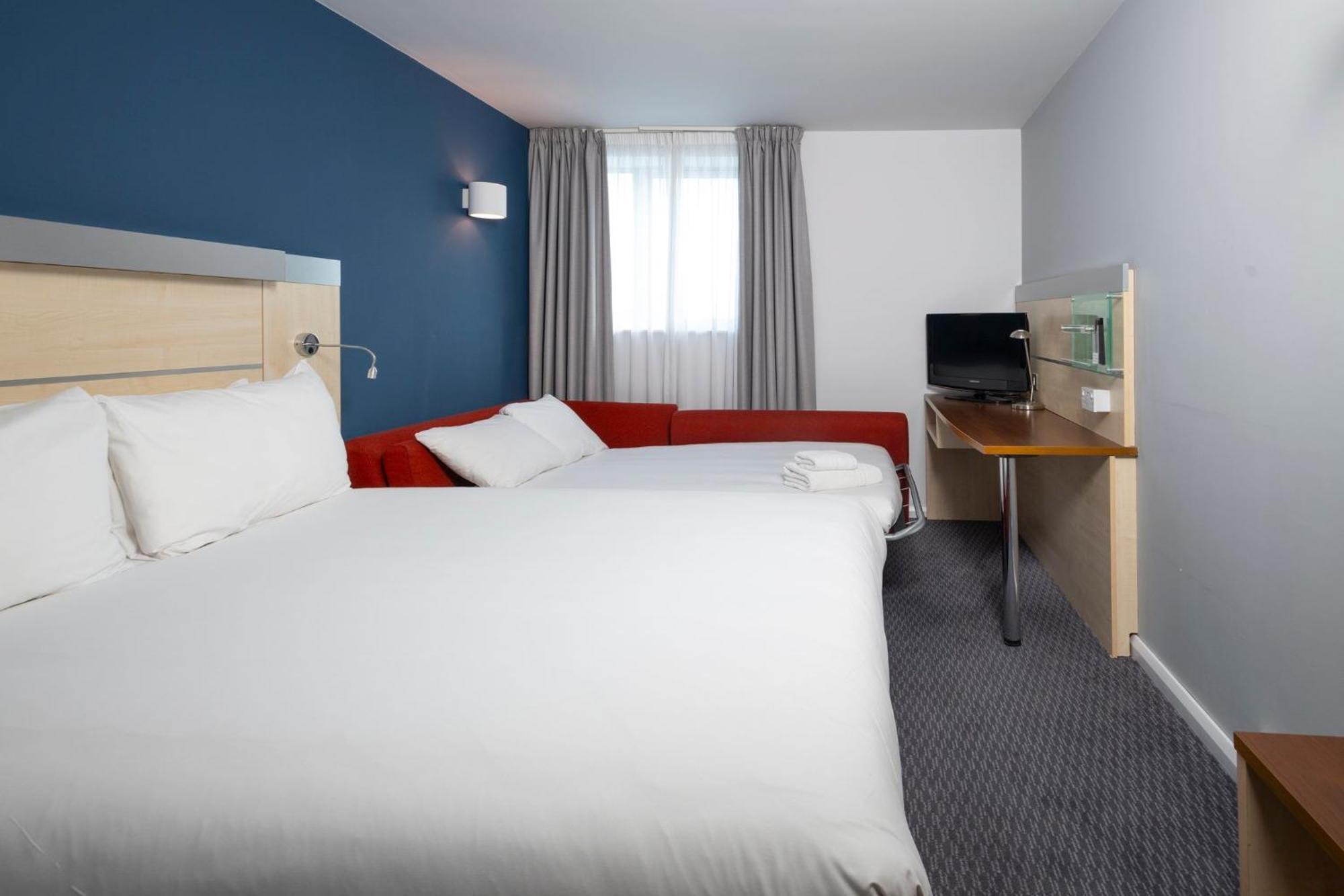 Holiday Inn Express Swindon City Centre By Ihg Екстер'єр фото
