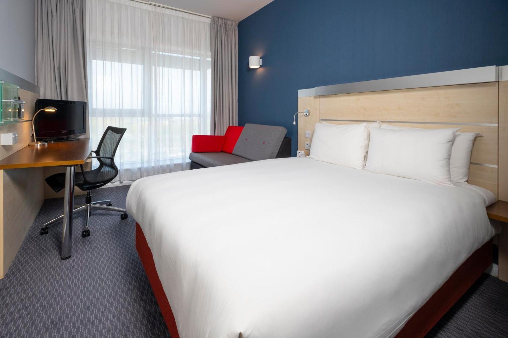 Holiday Inn Express Swindon City Centre By Ihg Екстер'єр фото