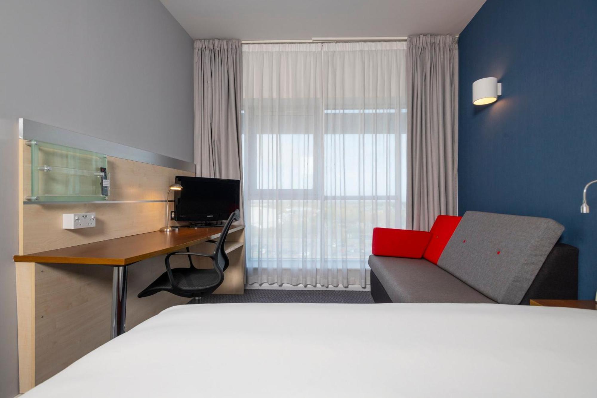 Holiday Inn Express Swindon City Centre By Ihg Екстер'єр фото
