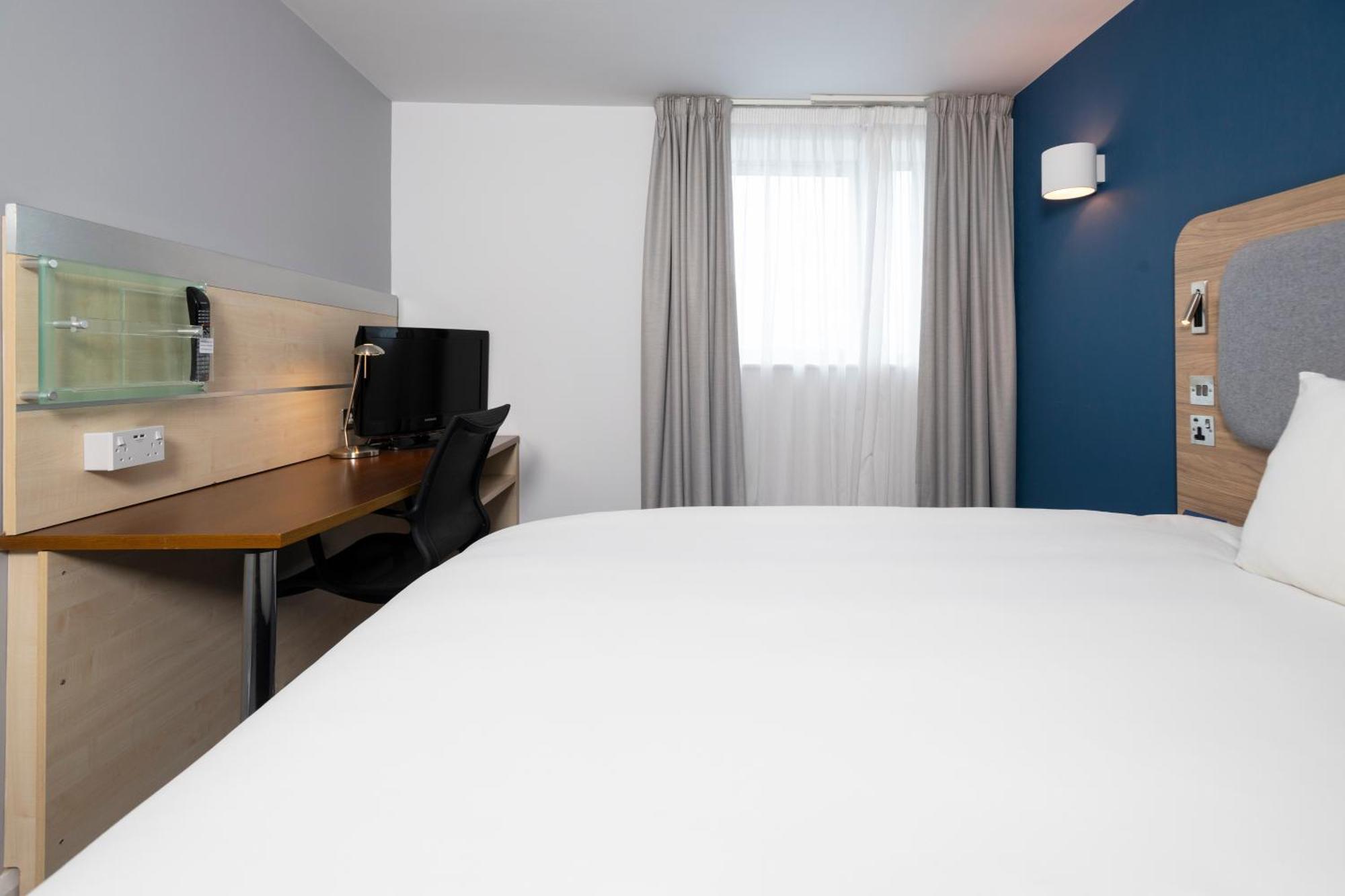 Holiday Inn Express Swindon City Centre By Ihg Екстер'єр фото