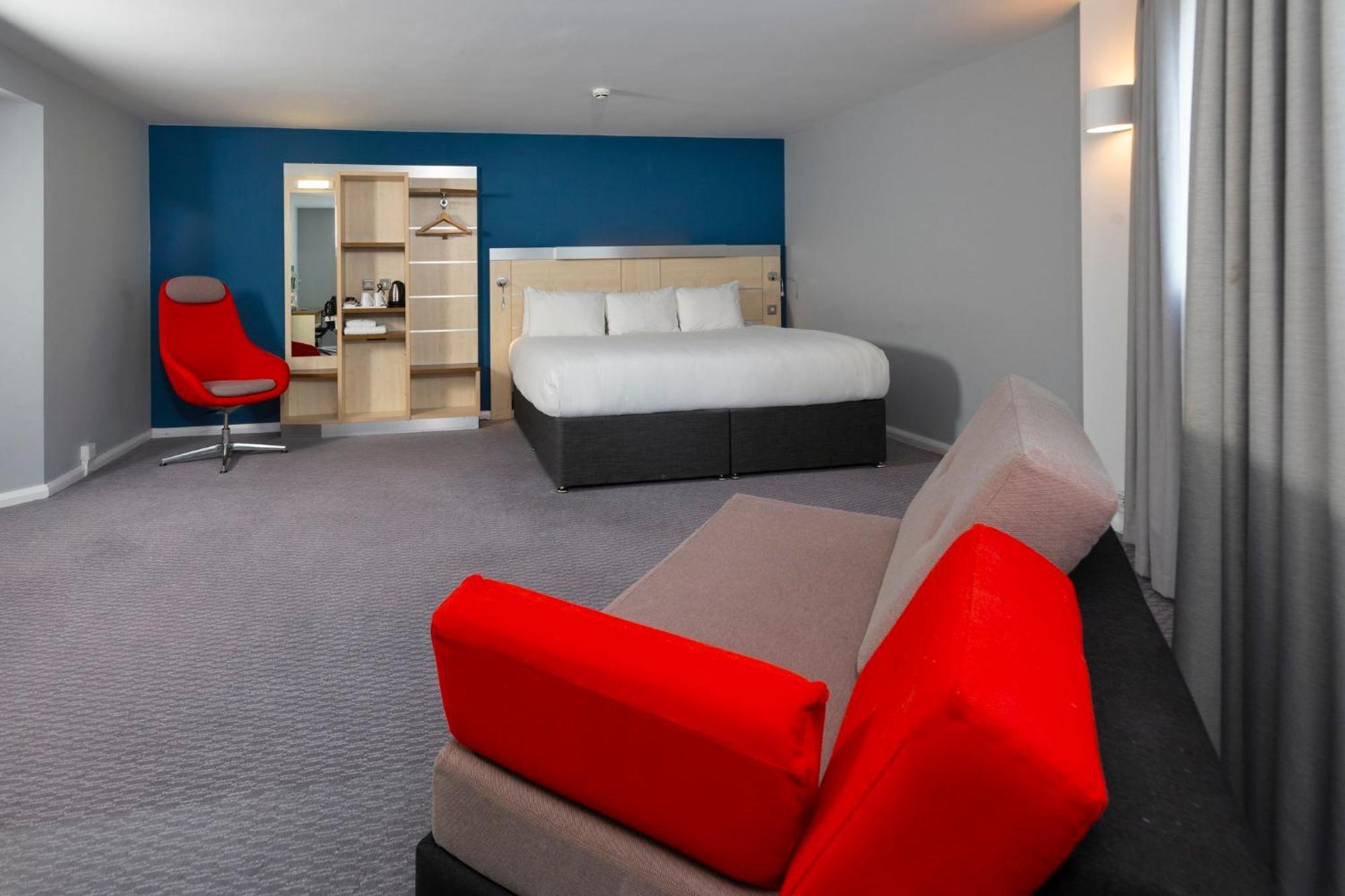 Holiday Inn Express Swindon City Centre By Ihg Екстер'єр фото