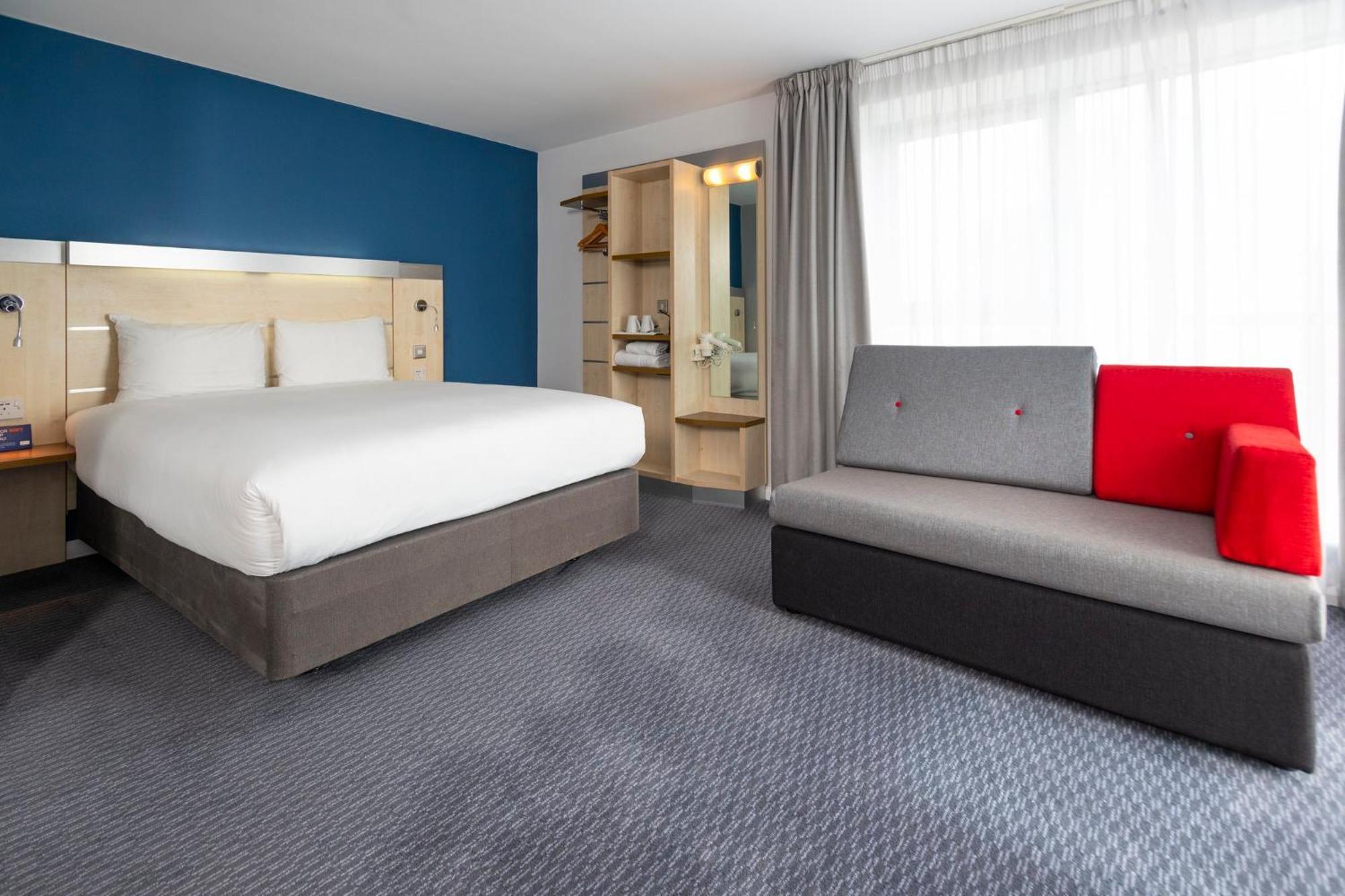 Holiday Inn Express Swindon City Centre By Ihg Екстер'єр фото