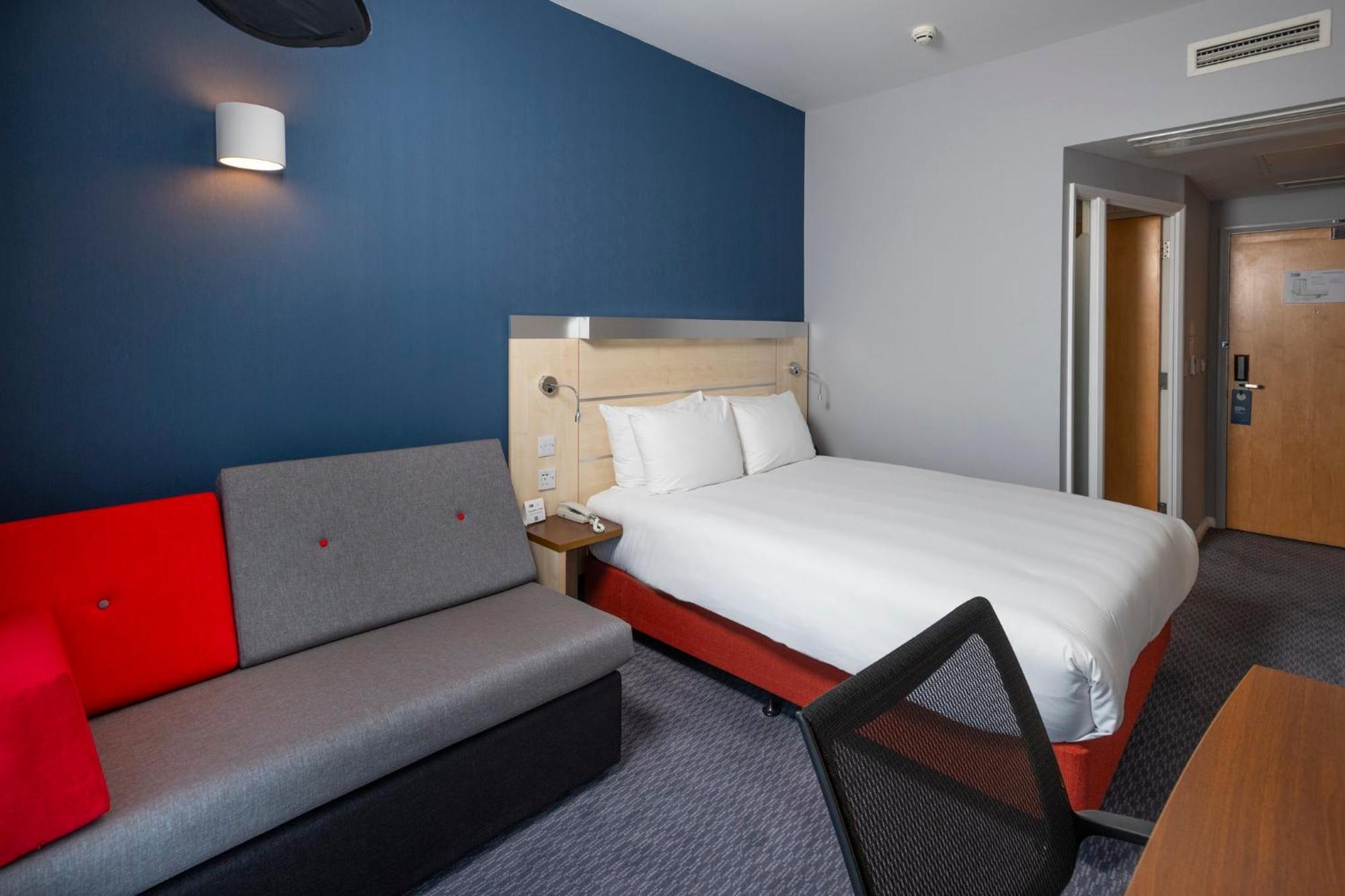 Holiday Inn Express Swindon City Centre By Ihg Екстер'єр фото