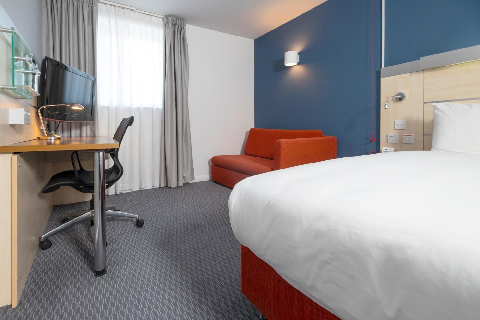 Holiday Inn Express Swindon City Centre By Ihg Екстер'єр фото