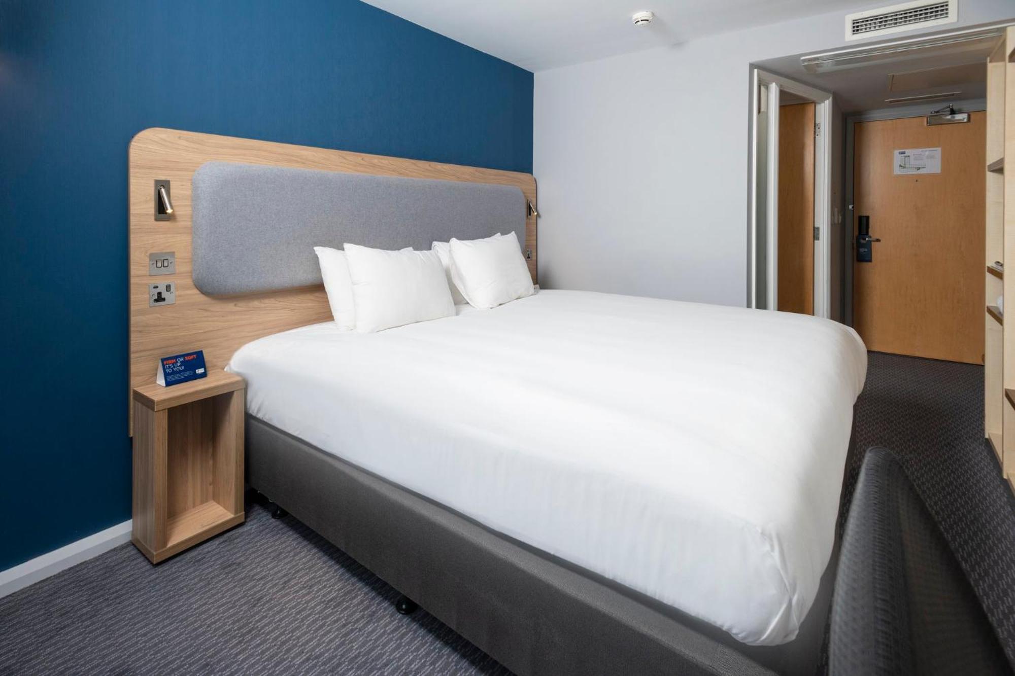 Holiday Inn Express Swindon City Centre By Ihg Екстер'єр фото