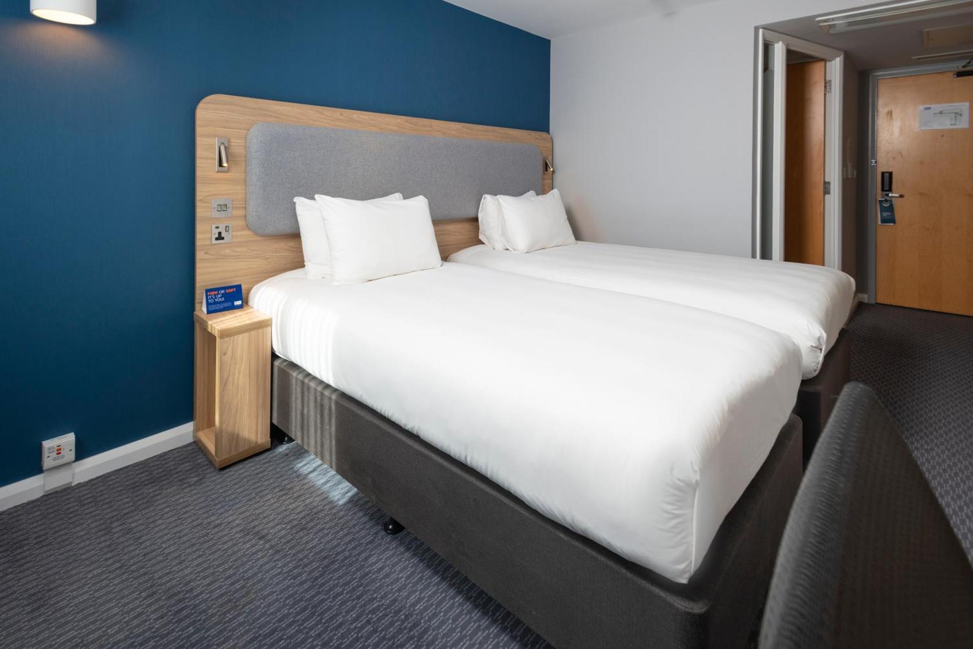 Holiday Inn Express Swindon City Centre By Ihg Екстер'єр фото