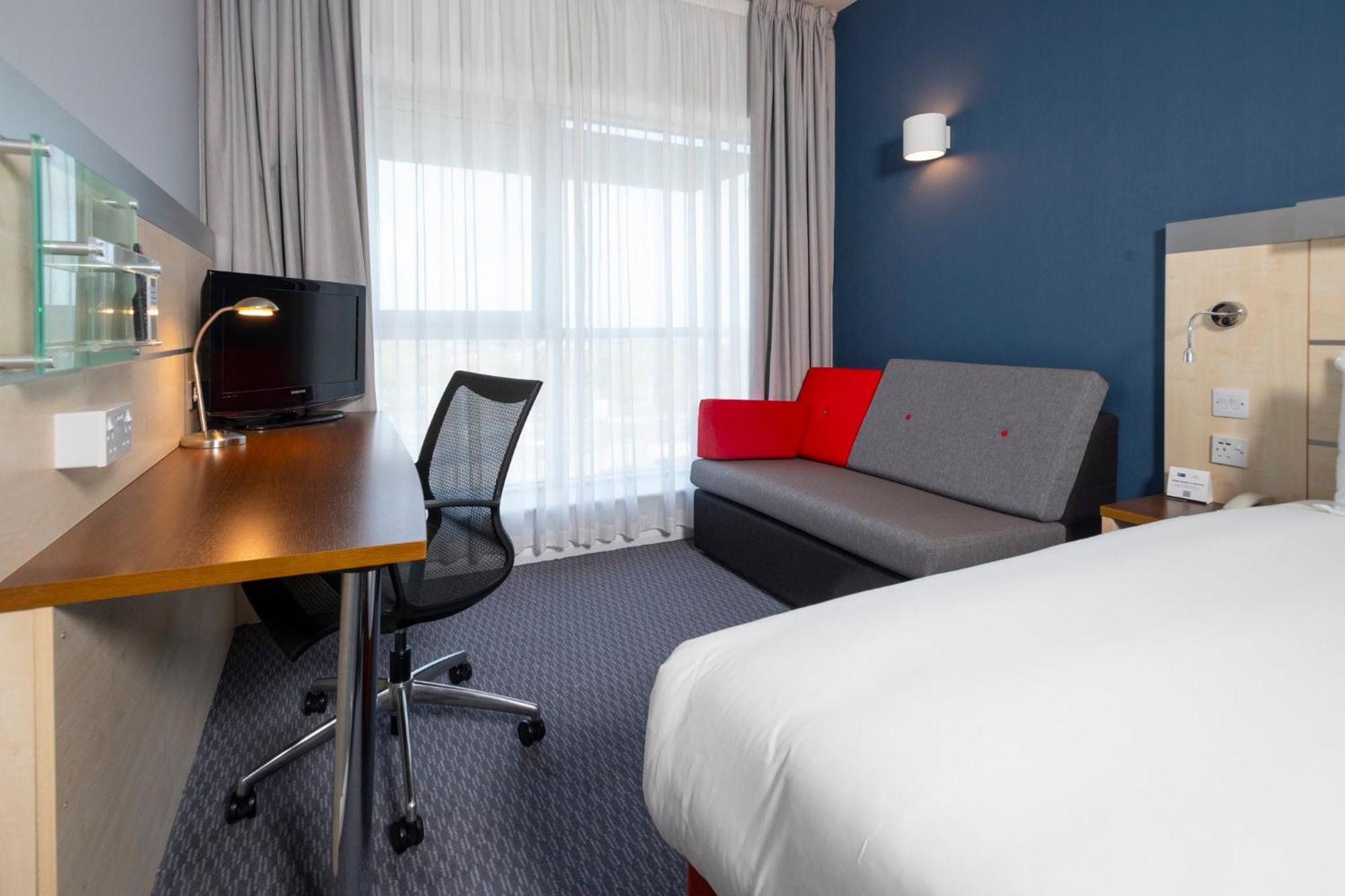 Holiday Inn Express Swindon City Centre By Ihg Екстер'єр фото