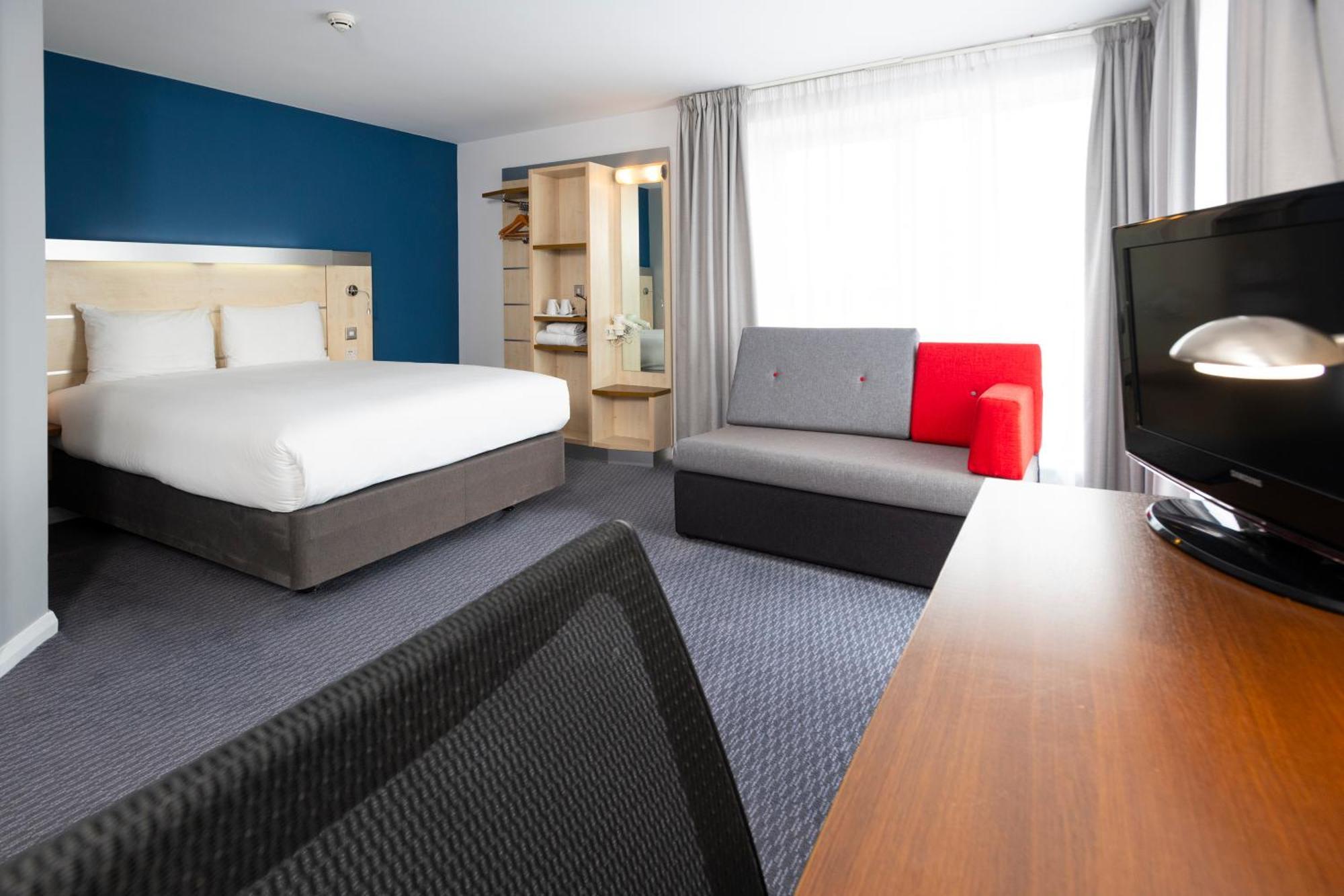 Holiday Inn Express Swindon City Centre By Ihg Екстер'єр фото