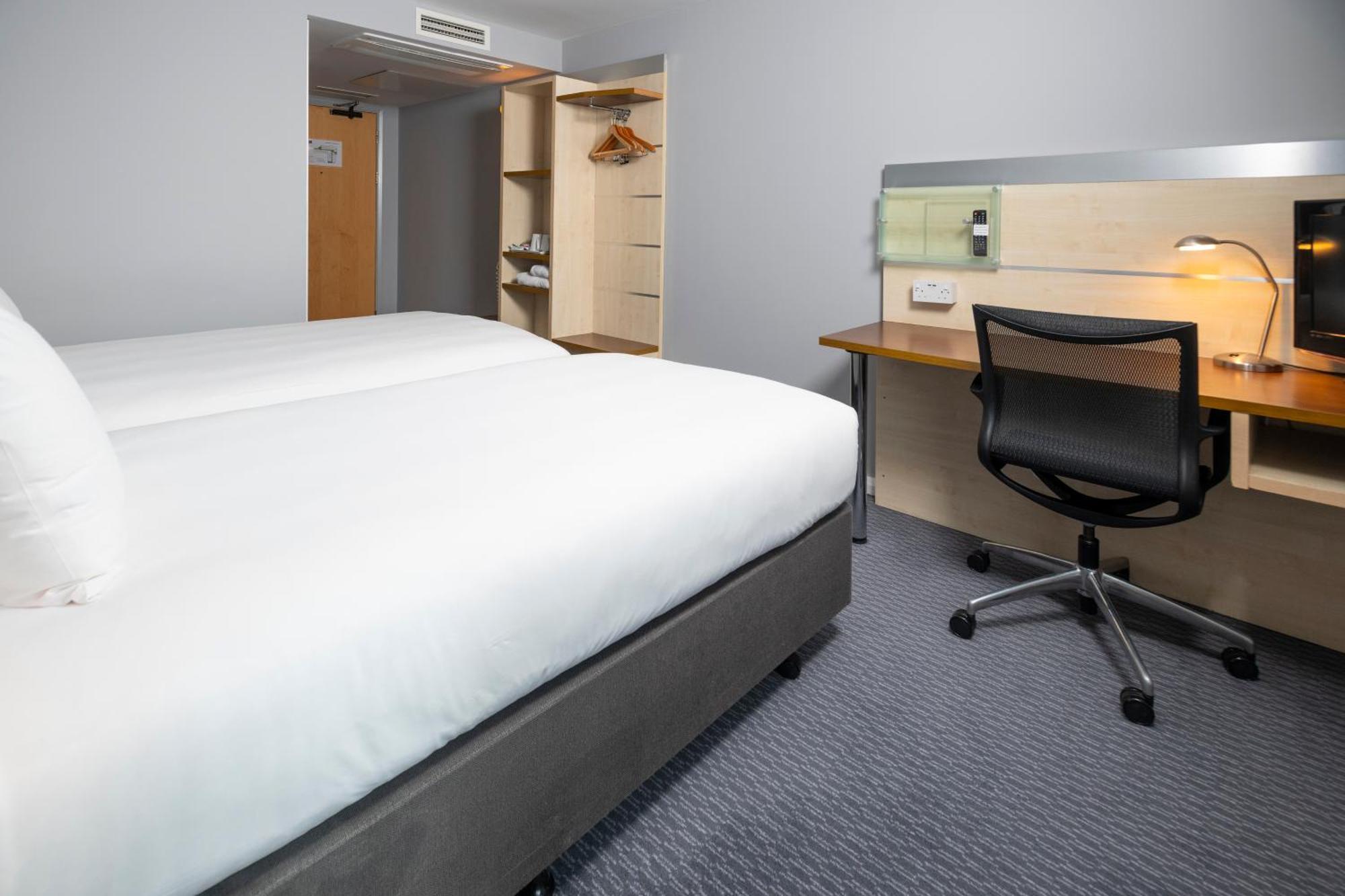 Holiday Inn Express Swindon City Centre By Ihg Екстер'єр фото