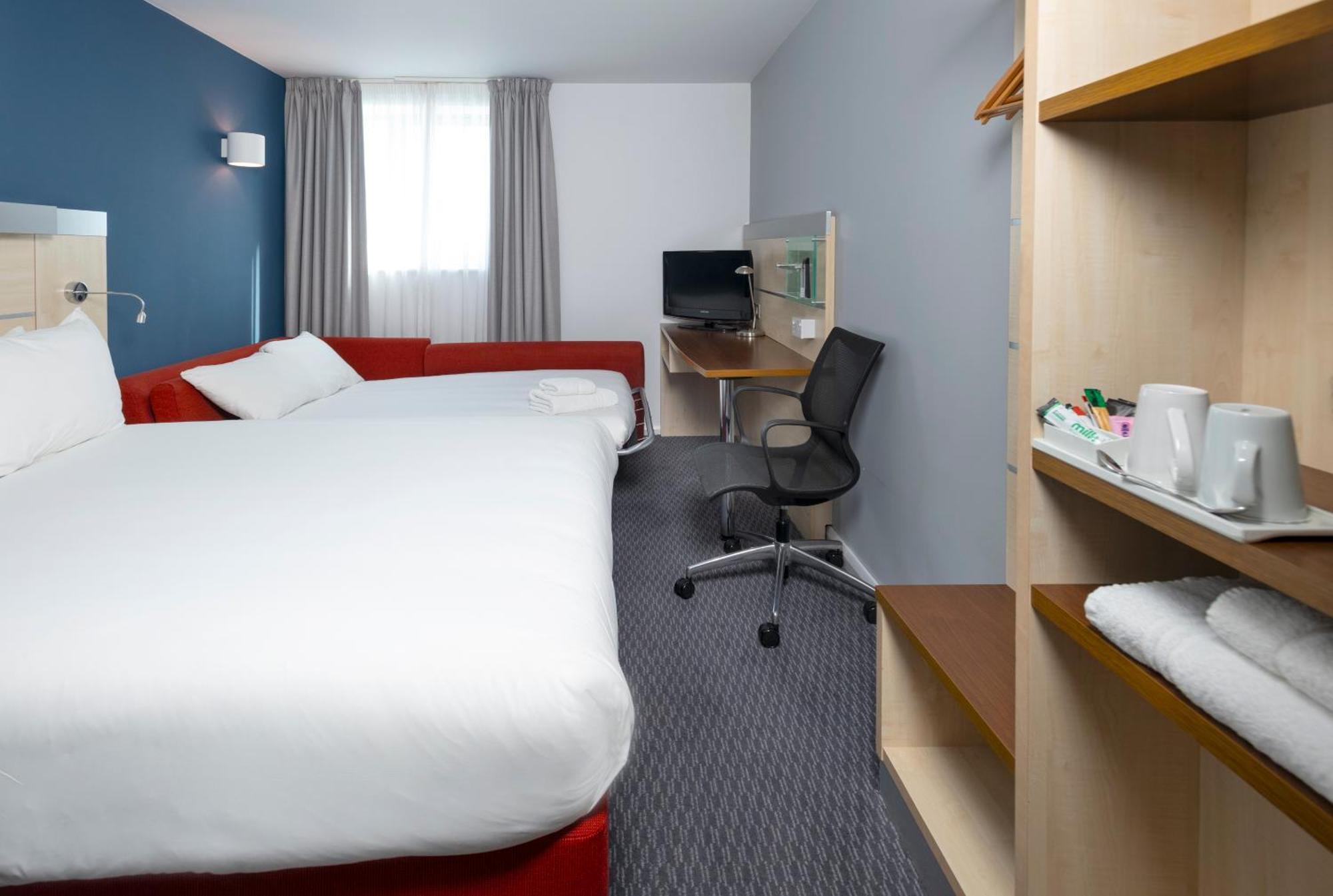 Holiday Inn Express Swindon City Centre By Ihg Екстер'єр фото